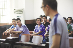 女大學生為逃傳銷窩墜樓受傷昏迷10月至今未醒