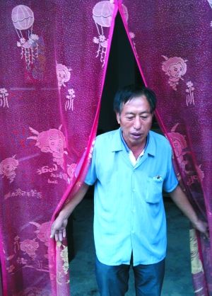 8月21日,下雨。妻子李素蘭仍未回家,趙作海在短袖外又套了件短袖出門看看。 8月21日,下雨。妻子李素蘭仍未回家,趙作海在短袖外又套了件短袖出門看看。